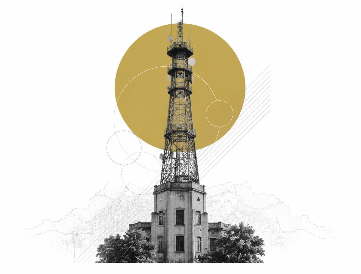 Composición del sector público con torre de telecomunicaciones